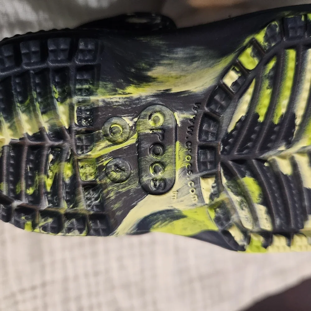 Crocs‎ Toddler Size C4 Black and Green Marbled Tie-Dye Crocband Shoe 4